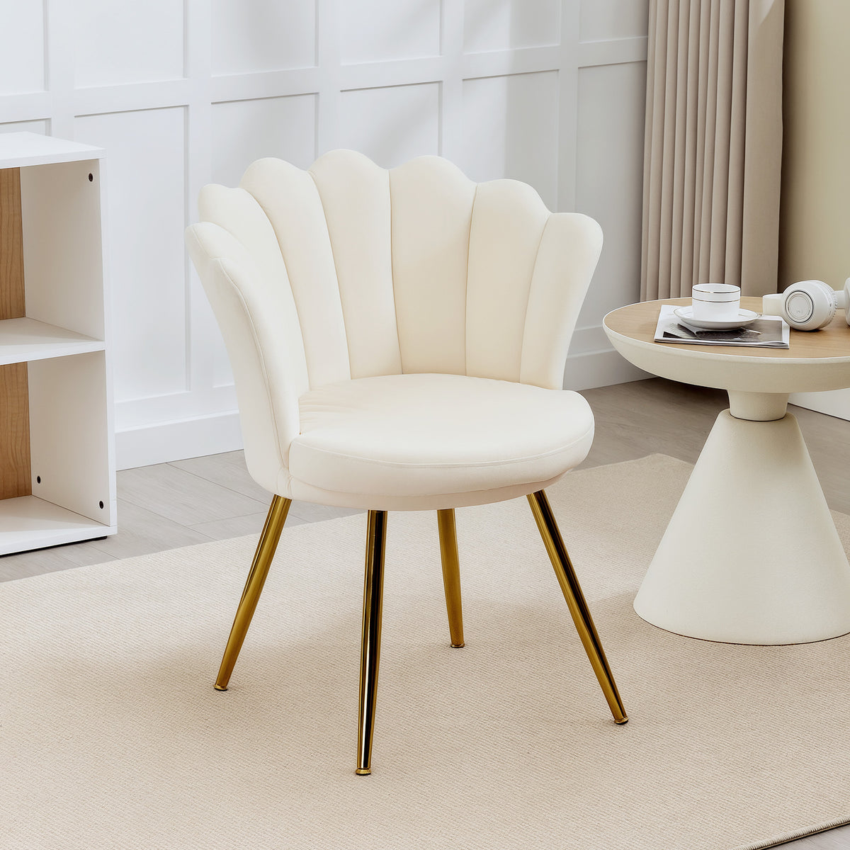 Fauteuil coquillage velours beige, pieds dorés