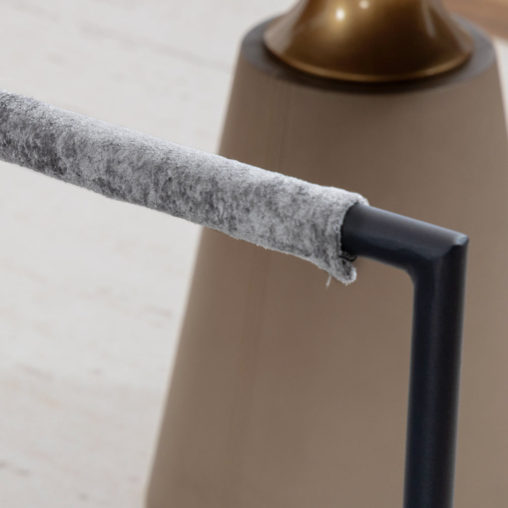 Fauteuil bouclette gris clair, structure acier noir, détail 7
