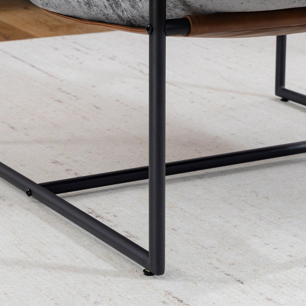 Fauteuil bouclette gris clair, structure acier noir, détail 8