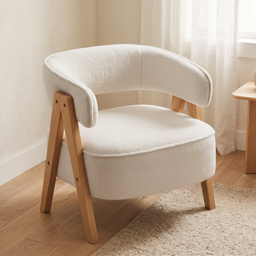 Fauteuil bouclette blanc cassé, pieds bois massif