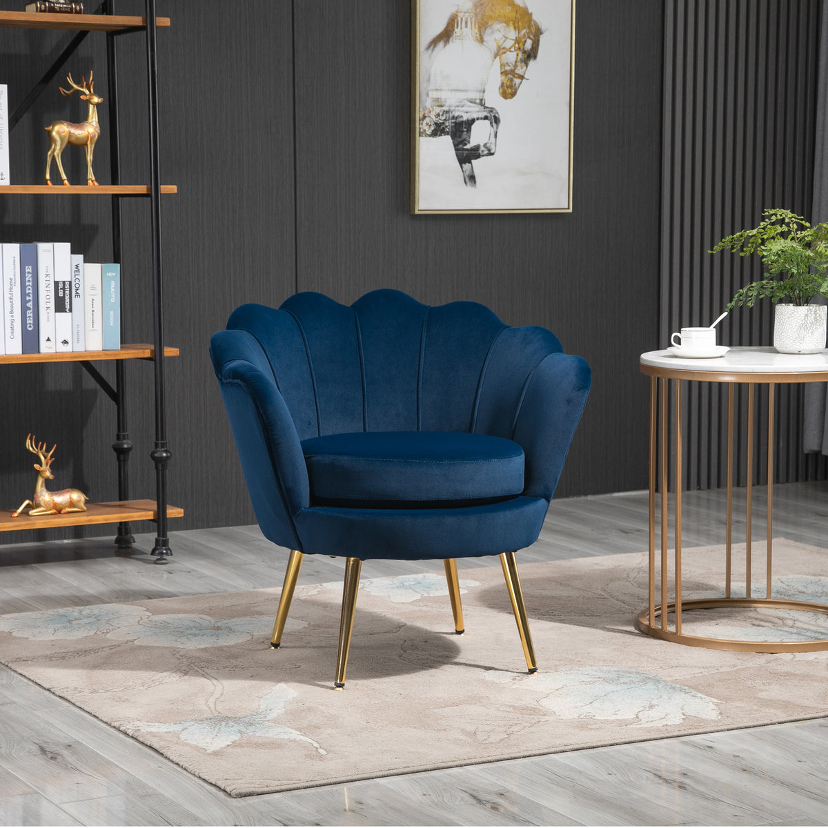 Fauteuil coquillage velours bleu marine, pieds dorés