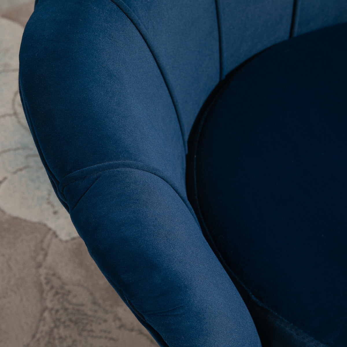 Fauteuil coquillage velours bleu marine, pieds dorés, détail 2